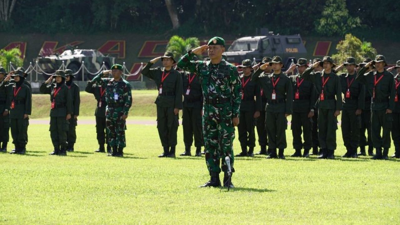 Gubernur Akmil, Mayjen TNI Arnold A.P. Ritiauw, membuka pelatihan bela negara bagi calon pekerja Pertamina di Magelang, Jawa Tengah, untuk membentuk karakter kebangsaan dan kepemimpinan profesional.