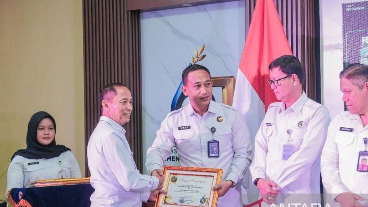 Lembaga Pemasyarakatan (Lapas) Kelas IIA Cikarang meraih penghargaan Unit Pelaksana Teknis (UPT) terbaik dalam peringatan Hari Bakti Pemasyarakatan ke-61 berkat komitmen dan berbagai program inovatifnya.