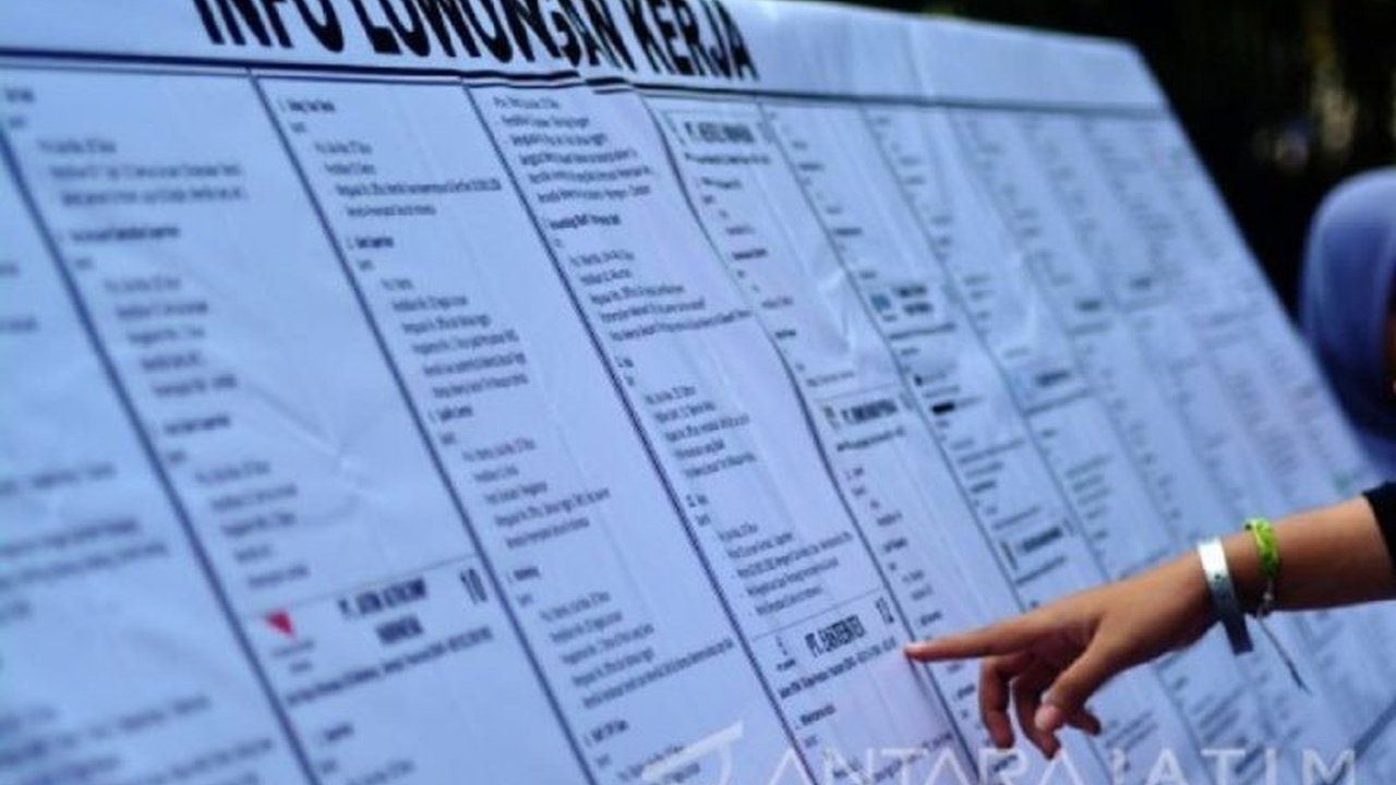 Satgas PHK dibentuk untuk menangani ancaman PHK di Indonesia, namun keberhasilannya jangka panjang bergantung pada strategi yang komprehensif dan komitmen nyata pemerintah.