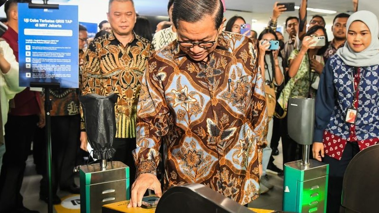 Gubernur DKI Jakarta, Pramono Anung Wibowo, berkomitmen menerapkan aturan wajib naik transportasi umum setiap Rabu, dimulai besok, meskipun rumahnya tak dilalui angkutan umum.