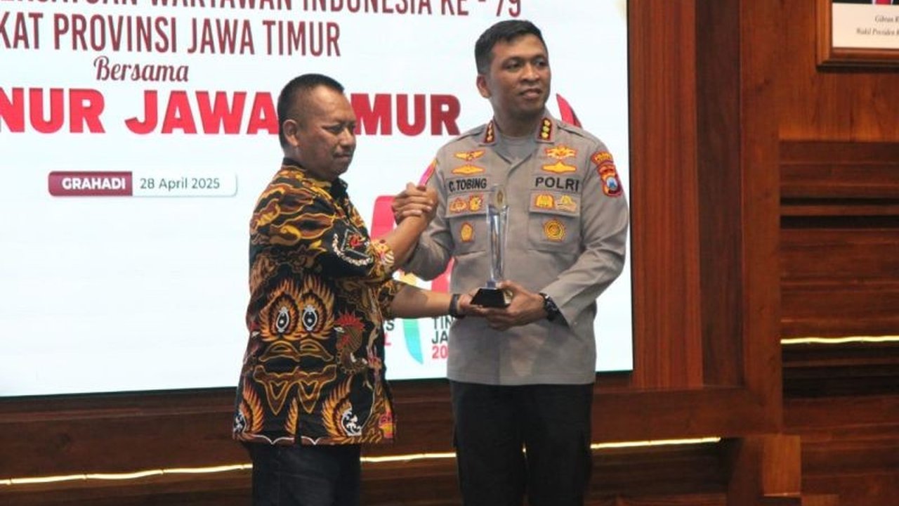 Kombes Pol Christian Tobing, Kapolresta Sidoarjo, menerima penghargaan PWI Jatim Rastra Sewakottama Awards atas inovasi dan dedikasi dalam meningkatkan pelayanan publik, khususnya perlindungan perempuan dan anak.