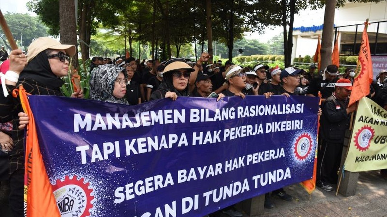 AJB Bumiputera berjanji membayar hak karyawan yang di-PHK sesuai ketersediaan dana, namun prosesnya dinilai tidak transparan dan memicu aksi protes.