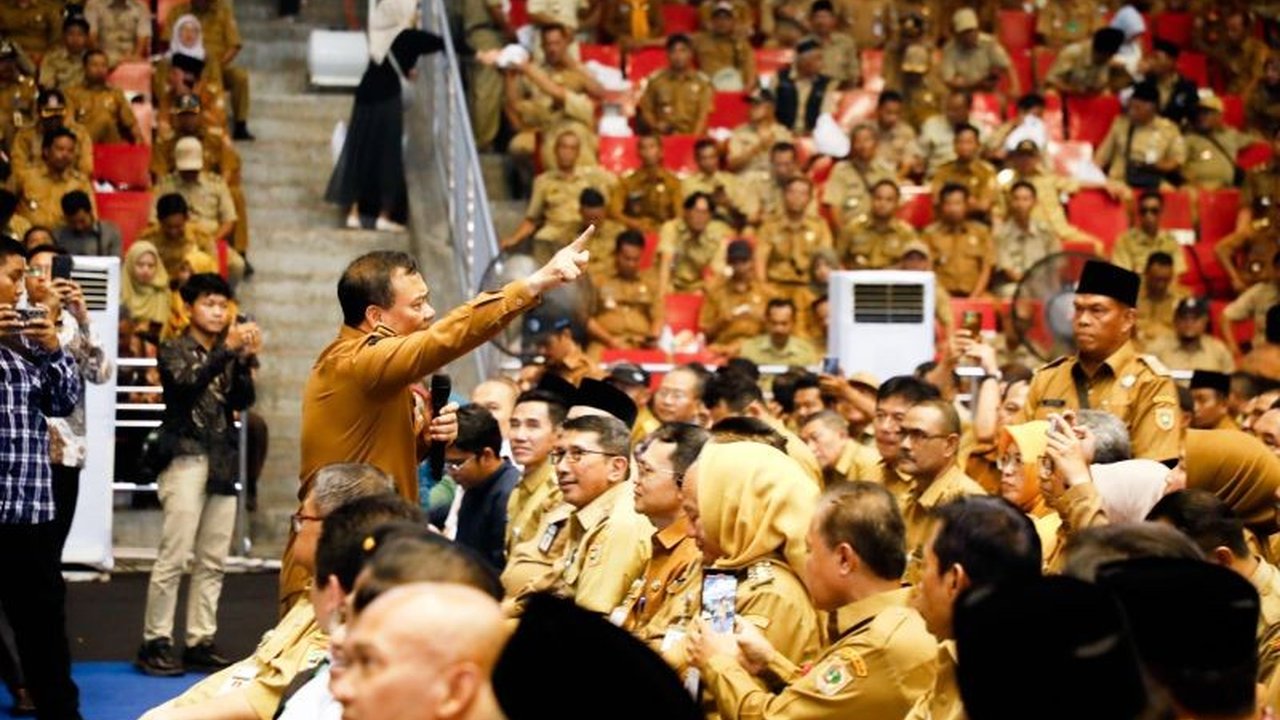 Gubernur Jawa Tengah, Ahmad Luthfi, berkomitmen melindungi kepala desa dalam menjalankan pembangunan desa dan memberikan pelatihan antikorupsi untuk mencegah penyimpangan.