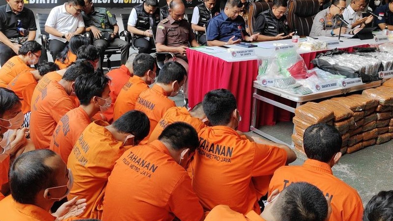 Polda Metro Jaya mengungkap empat kasus narkoba besar periode Februari-April 2025, melibatkan ganja ratusan kilogram, ekstasi ribuan butir, dan sabu puluhan kilogram dengan berbagai modus operandi.
