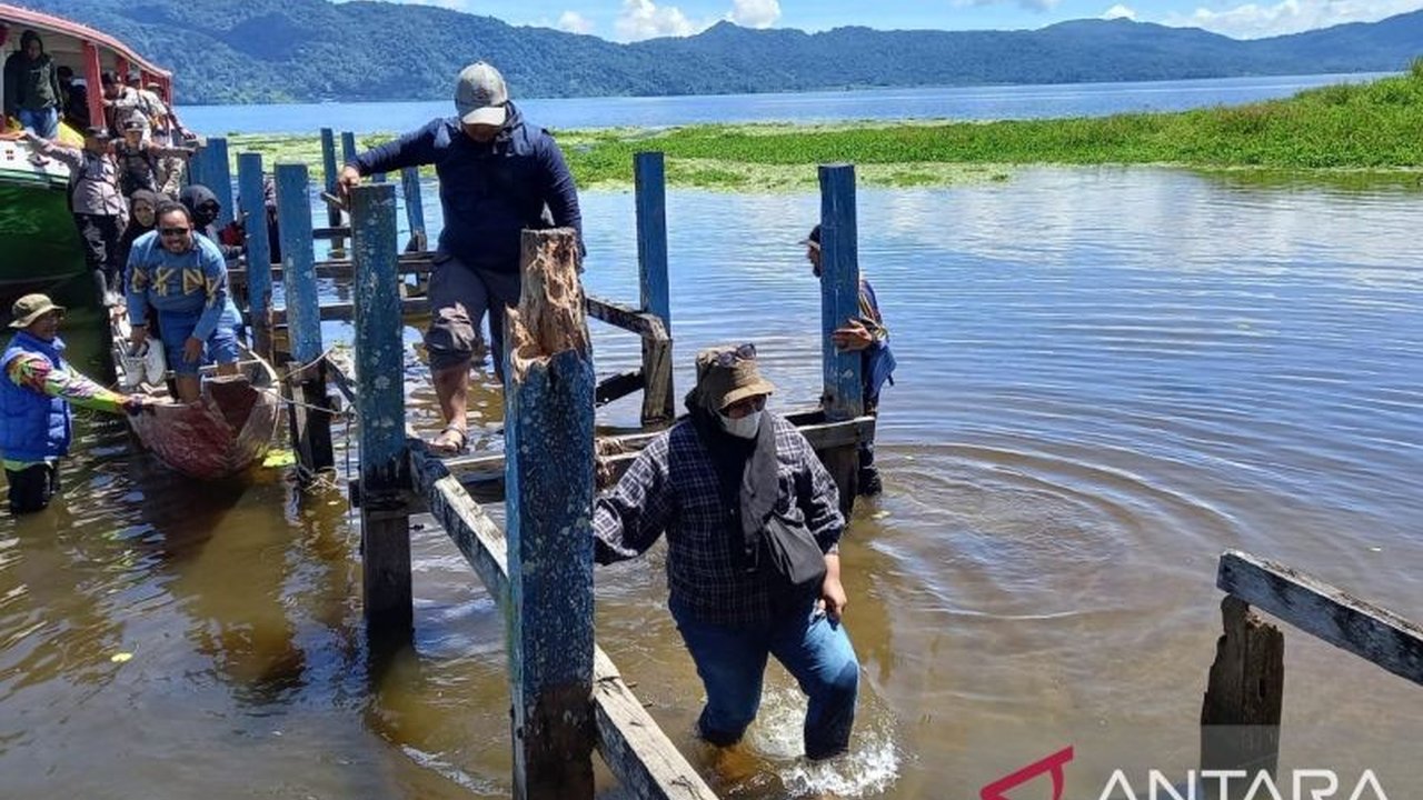 Pemerintah Kabupaten Sigi berkomitmen memperbaiki akses jalan dan dermaga di Dusun Kankuro, Desa Tomado, Kecamatan Lindu, Sulawesi Tengah, dengan syarat masyarakat setempat mencegah aktivitas tambang emas ilegal.