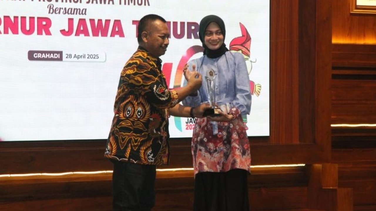 Wali Kota Kediri, Vinanda Prameswati, meraih penghargaan Tokoh Muda Pemberdaya Masyarakat 2025 dari PWI Jawa Timur atas dedikasinya dalam pemberdayaan masyarakat melalui berbagai program inovatif.