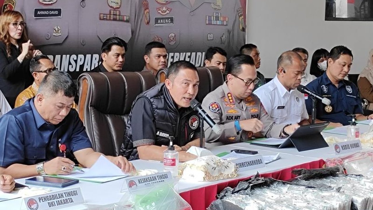 Polda Metro Jaya memusnahkan 315,7 kg narkotika berbagai jenis hasil sitaan Februari-April 2025, menyelamatkan ratusan ribu jiwa dari bahaya narkoba.