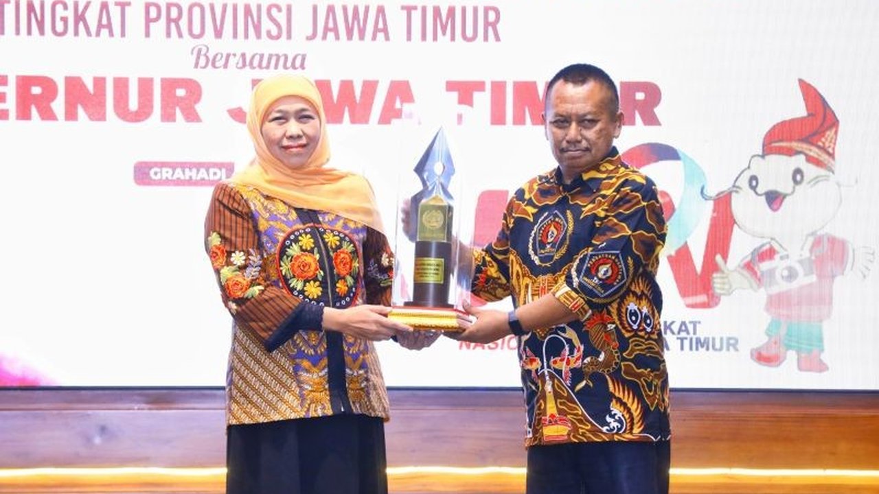 Gubernur Jawa Timur, Khofifah Indar Parawansa, menerima penghargaan Tokoh Ekonomi Regional atas kontribusinya dalam mendorong pertumbuhan ekonomi Jawa Timur dan komitmennya terhadap ketahanan pangan nasional.
