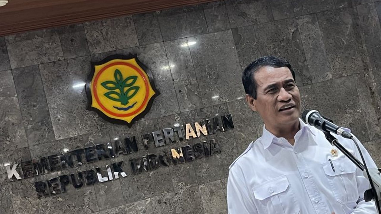 Menteri Pertanian memprediksi produksi beras nasional mencapai 1 juta ton pada April 2025, surplus yang membanggakan setelah puluhan tahun.