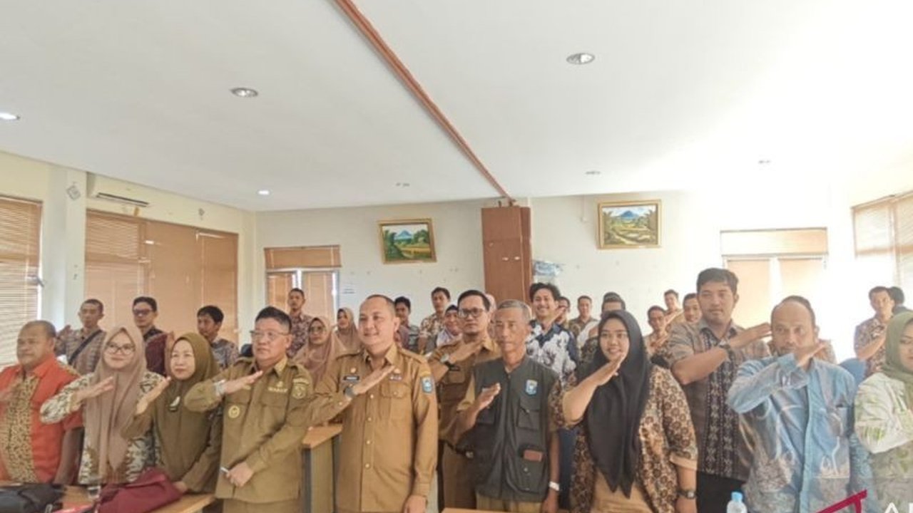Disperindagkop-UKM Bangka Tengah melakukan pembinaan rutin terhadap 33 penyuluh lapangan untuk meningkatkan kualitas UMKM dan mempersiapkan pembentukan Koperasi Merah Putih, dengan fokus pada pengembangan UMKM berkualitas daripada jumlahnya.