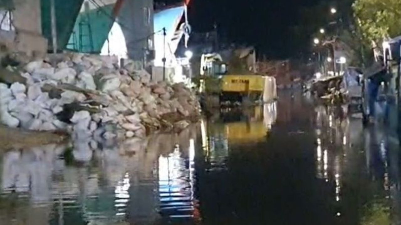 Banjir rob di Muara Angke disebabkan oleh belum terpasangnya tanggul laut yang memadai, sementara solusi jangka pendek berupa pembangunan tanggul sedang dilakukan Pemkot Jakarta Utara.