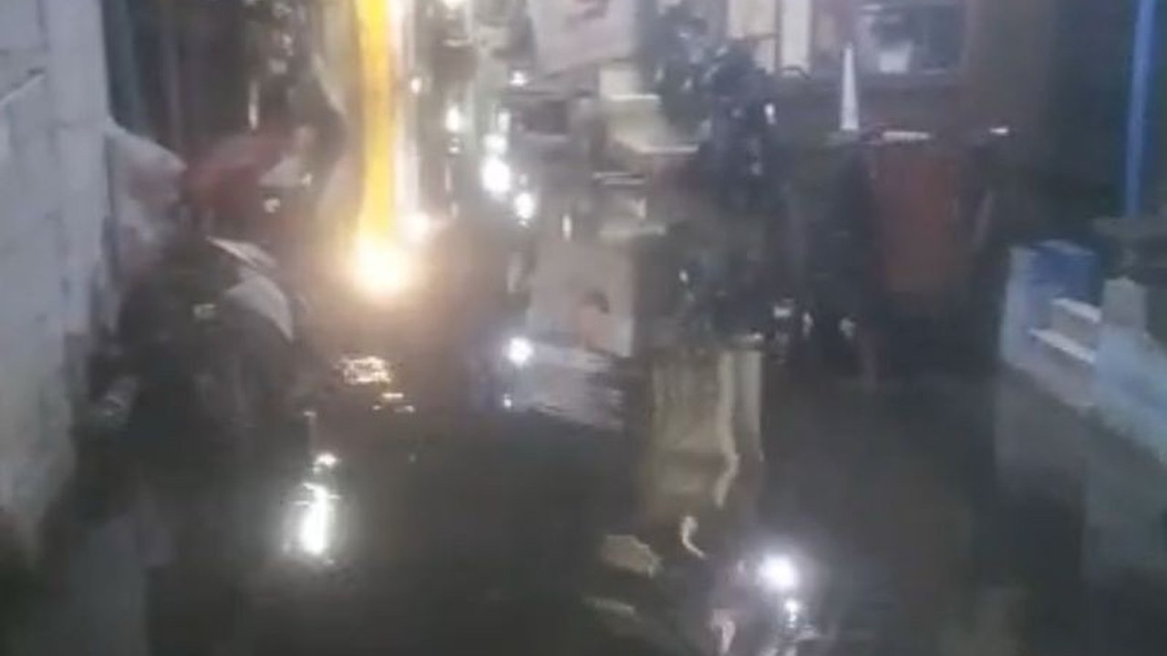 Banjir rob setinggi 50 centimeter menggenangi RW 22 Muara Angke, Jakarta Utara, pada Rabu dini hari, menyebabkan 10 RT terdampak dan warga mengaku sudah pasrah.