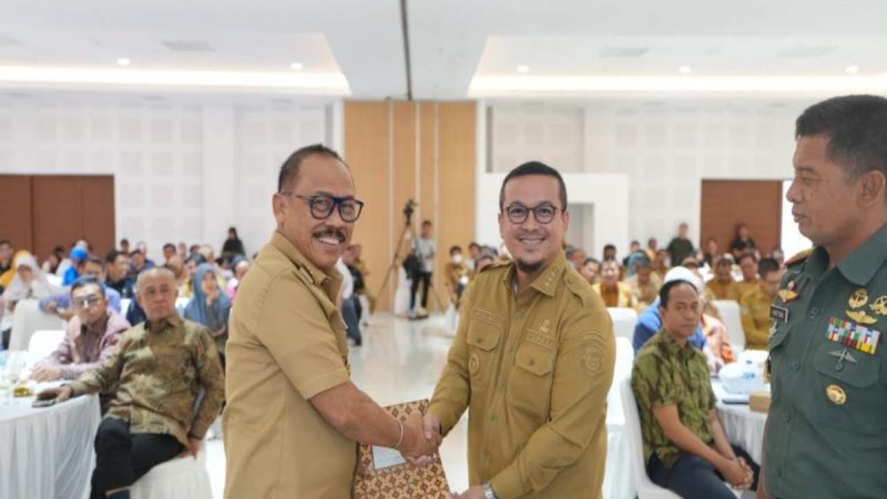 Musyawarah perencanaan pembangunan (Musrenbang) Sulawesi Barat tahun 2026 memprioritaskan pengentasan kemiskinan ekstrem dan sinergi program antara provinsi dan kabupaten.