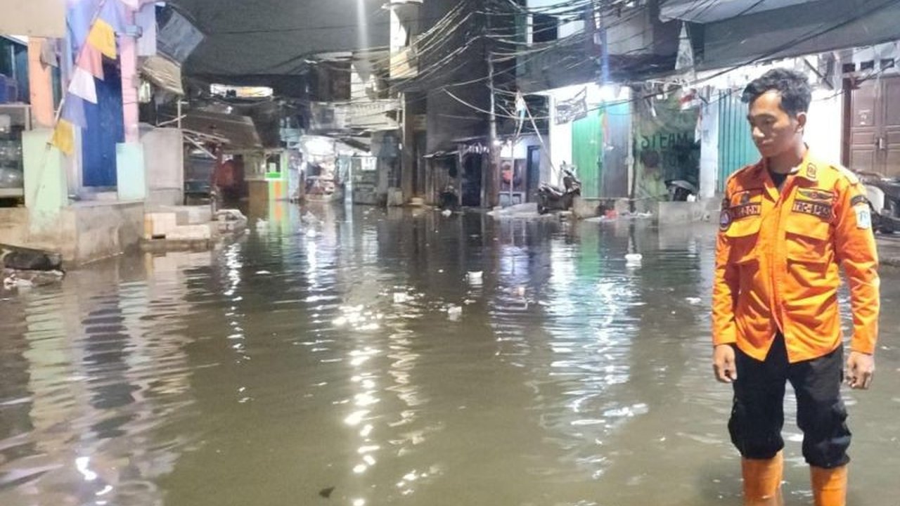 Satu RT di Pluit, Jakarta Utara, terendam banjir rob setinggi 25 cm pada Selasa pagi, sementara Jalan Pluit Karang Ayu Barat terendam 15 cm, akibat fenomena super new moon.