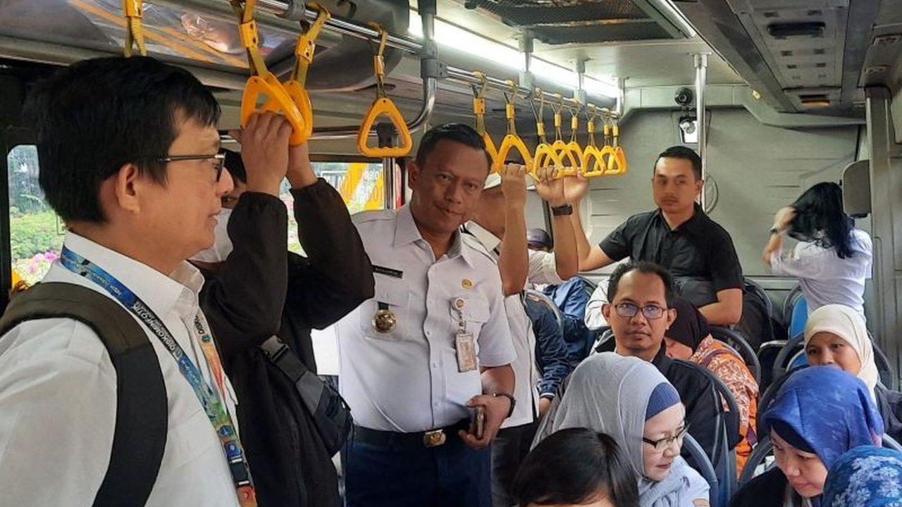Wali Kota Jakarta Selatan, Munjirin, beserta ASN Pemda DKI Jakarta, memulai program wajib naik transportasi umum setiap Rabu untuk mengurangi kemacetan dan polusi udara, sesuai Instruksi Gubernur Nomor 6 Tahun 2025.