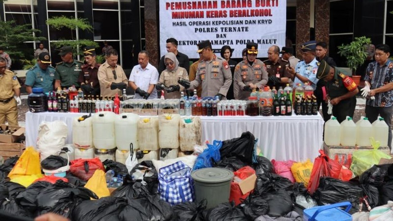 Polres Ternate musnahkan lebih dari 10.000 liter miras berbagai jenis hasil sitaan selama empat bulan terakhir;  Kapolres usul Perda terkait miras ditinjau ulang untuk efek jera maksimal.
