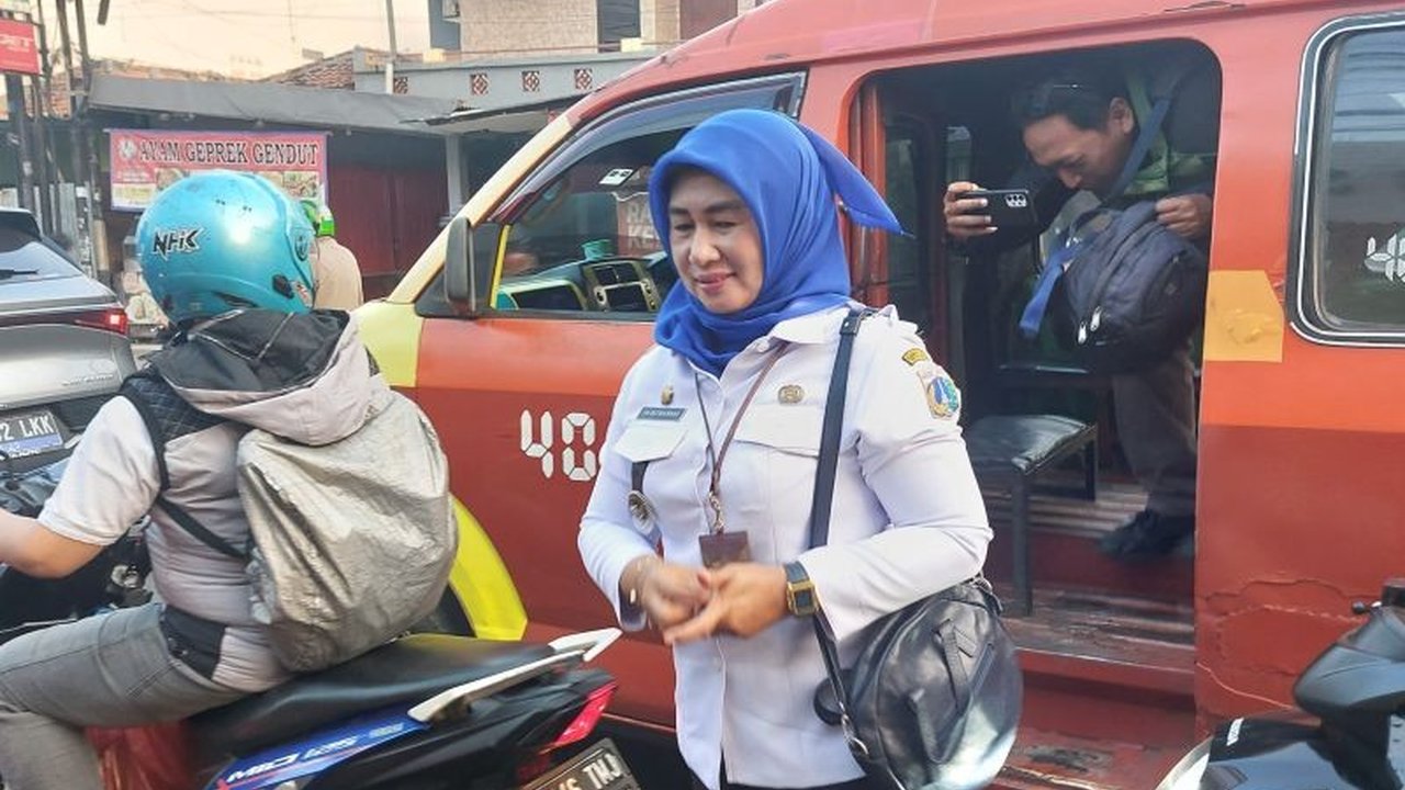 Plt Wali Kota Jaktim Terapkan Ingub DKI: Naik Angkot dan Transjakarta ke Kantor