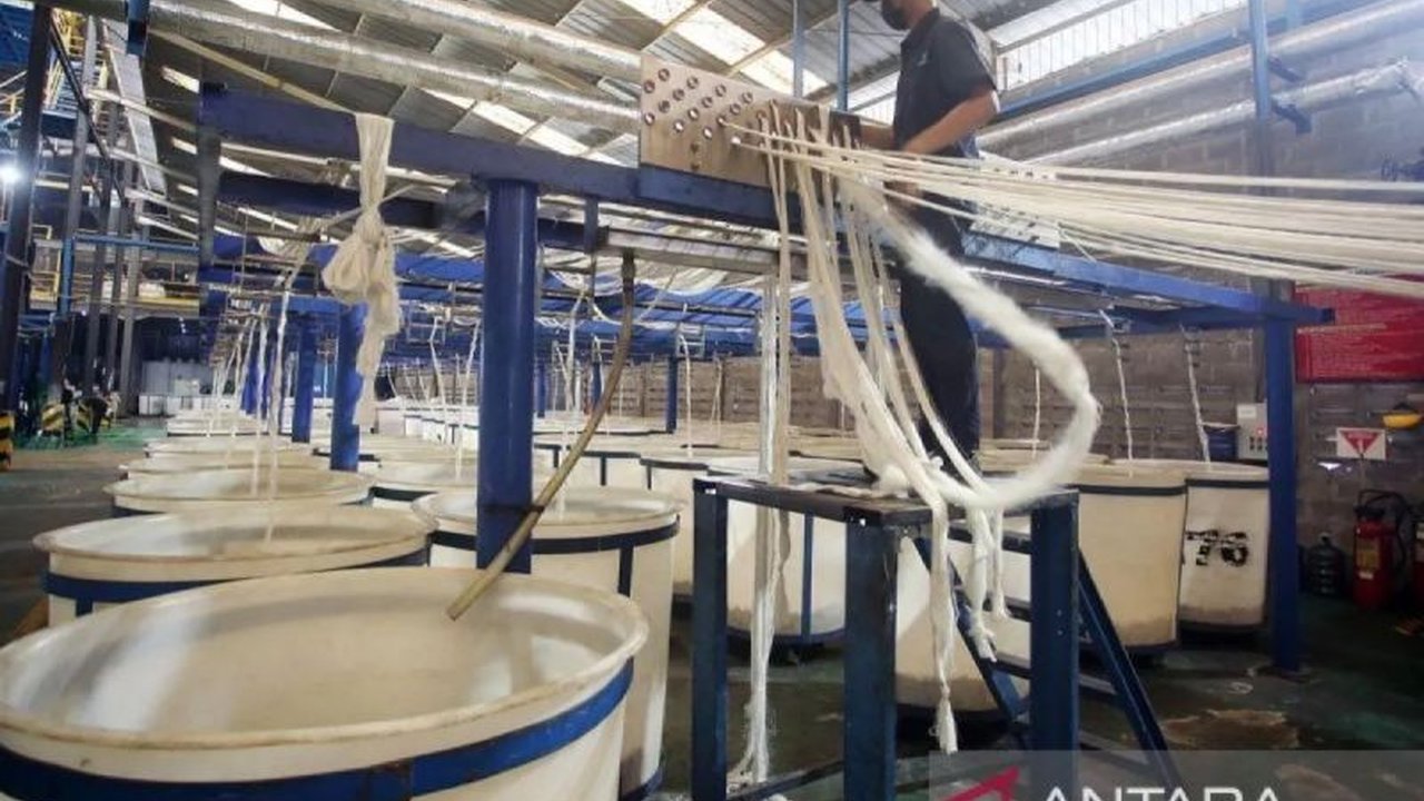 Komite Pengamanan Perdagangan Indonesia (KPPI) menghentikan penyelidikan impor kain tenunan dari benang filamen artifisial karena tidak ditemukan lonjakan impor yang signifikan, meskipun sempat ada permohonan dari Asosiasi Pertekstilan Indonesia (API).