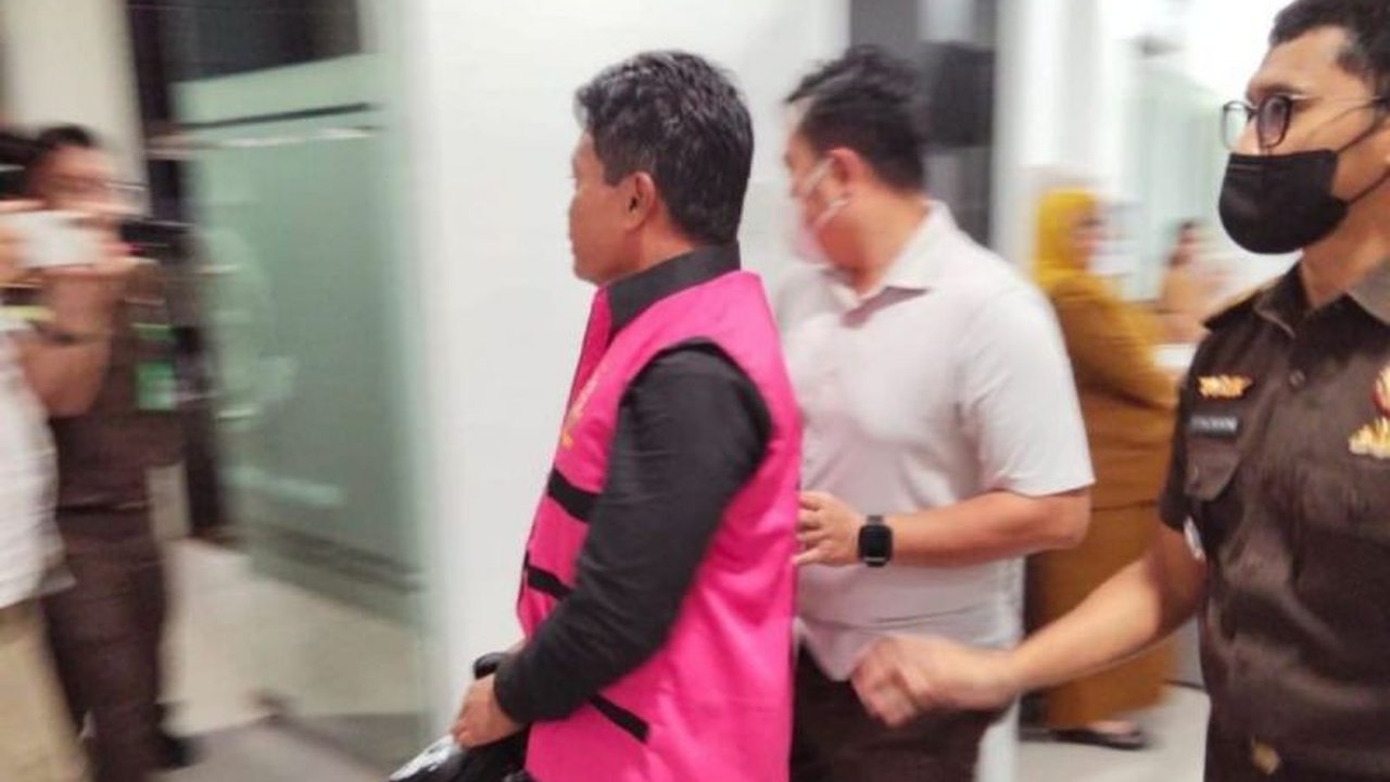 Kejari Labuhanbatu menahan mantan Kepala Desa Bandar Kumbul dan bendahara desa karena korupsi dana desa senilai Rp1,6 miliar,  mengungkap  pelanggaran prinsip tata kelola pemerintahan yang bersih.