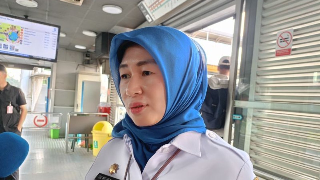 Pemerintah Kota Jakarta Timur mengawasi ASN yang menggunakan transportasi umum setiap Rabu dengan sistem swafoto untuk memastikan kepatuhan terhadap Instruksi Gubernur Nomor 6 Tahun 2025.