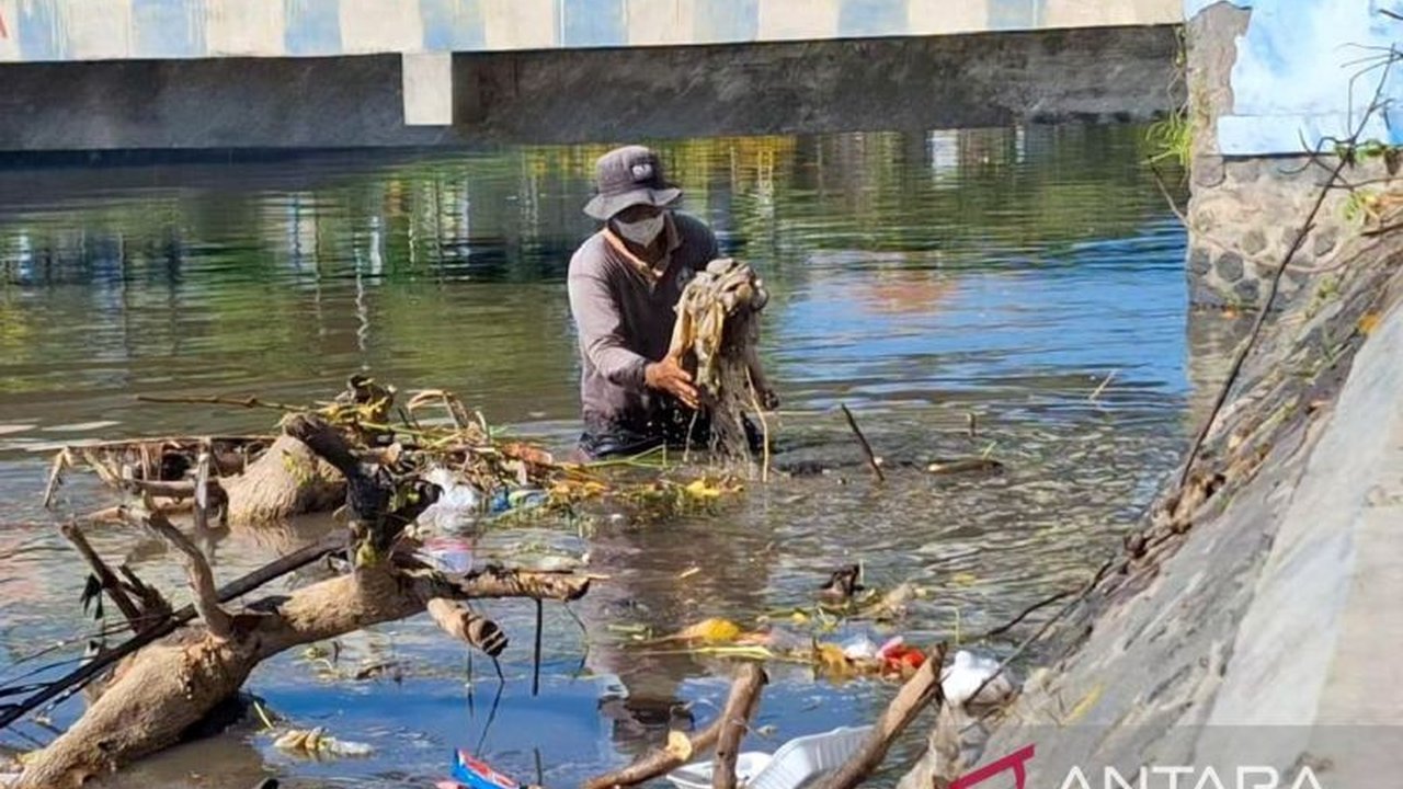 Ratusan tenaga honorer di Situbondo, Jawa Timur, belum menerima gaji selama empat bulan, sejak Januari hingga April 2025, setelah Pemkab mengumumkan pengurangan pegawai non-ASN.