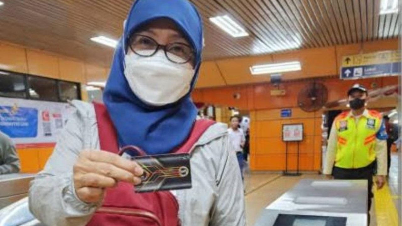 Kebijakan Pemprov DKI Jakarta yang mewajibkan ASN menggunakan transportasi umum setiap Rabu mendapat sambutan positif, khususnya dari ASN yang sudah terbiasa menggunakan transportasi umum.