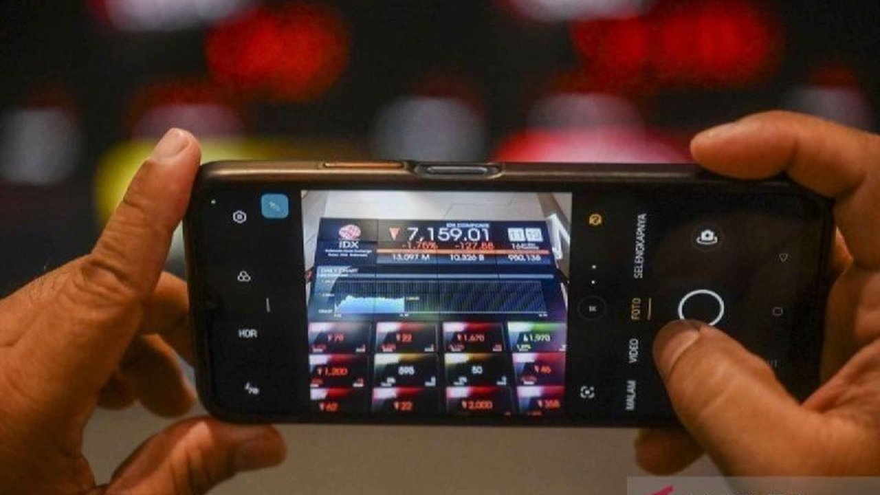 Kenaikan inflasi AS di bulan Januari 2025 memicu pelemahan IHSG dan kekhawatiran pelaku pasar global, meskipun data penjualan ritel Indonesia menunjukkan pertumbuhan positif.