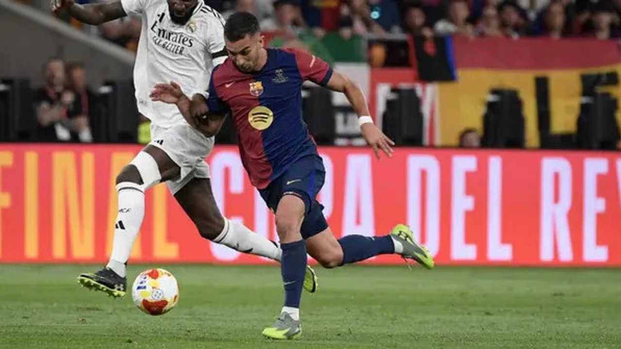 Bek Real Madrid asal Jerman #22, Antonio Rudiger (kiri), dan penyerang Barcelona asal Spanyol #07, Ferran Torres, berebut bola selama pertandingan final Piala Spanyol, Copa del Rey (Piala