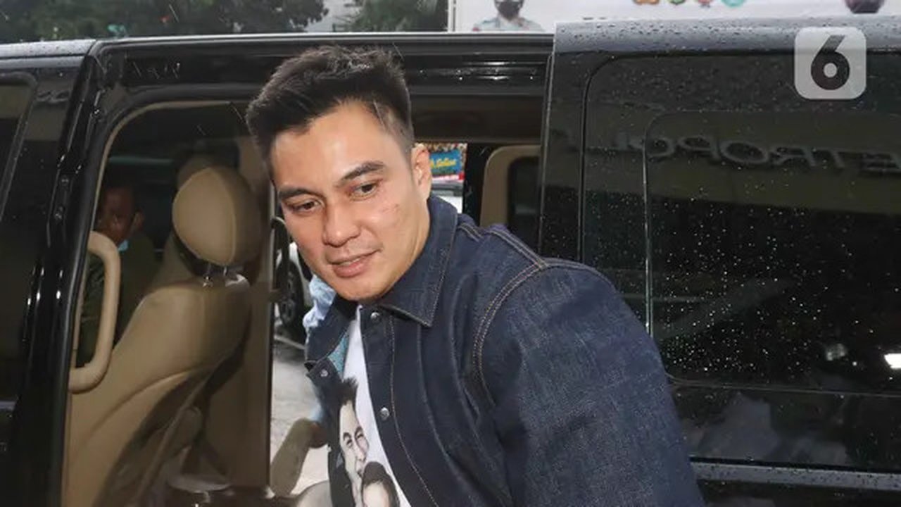 Baim Wong turun dari mobil saat tiba di polres Jakarta Selatan, Jumat (7/10/2022). Kasus ini diusut setelah polisi menerima laporan dari Direktur Bidang Sosial dan Budaya Sahabat Polisi Indon
