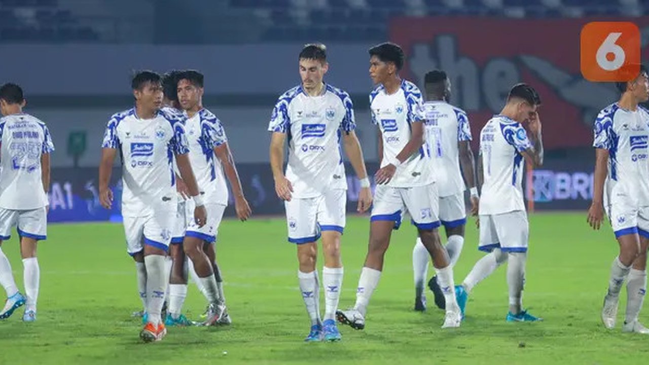 Pemain PSIS Semarang tampak lesu setelah kalah dua gol tanpa balas dari Persija Jakarta pada laga pekan ke-25 BRI Liga 1 2024/2025 di Indomilk Arena, Rabu (05/03/2025) malam WIB. (Bola.com/M