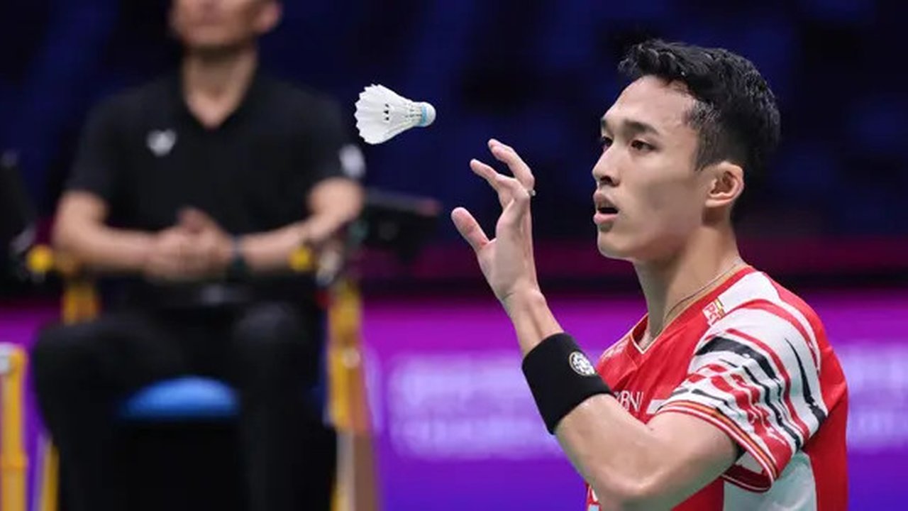 Jonatan Christie bermain dalam pertandingan kedua grup D Sudirman Cup yang di gelar di Fenghuang Gymnasium, Selasa (29/4/2025). (Dok. PBSI)