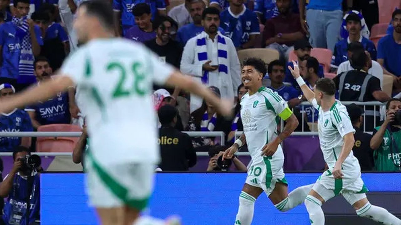 Striker Al Ahli mencetak gol ke gawang sesama tim Arab Saudi, Al Hilal dalam laga semifinal AFC Champions League Elite 2024/2025, Selasa (29/4/2025). (AFP)