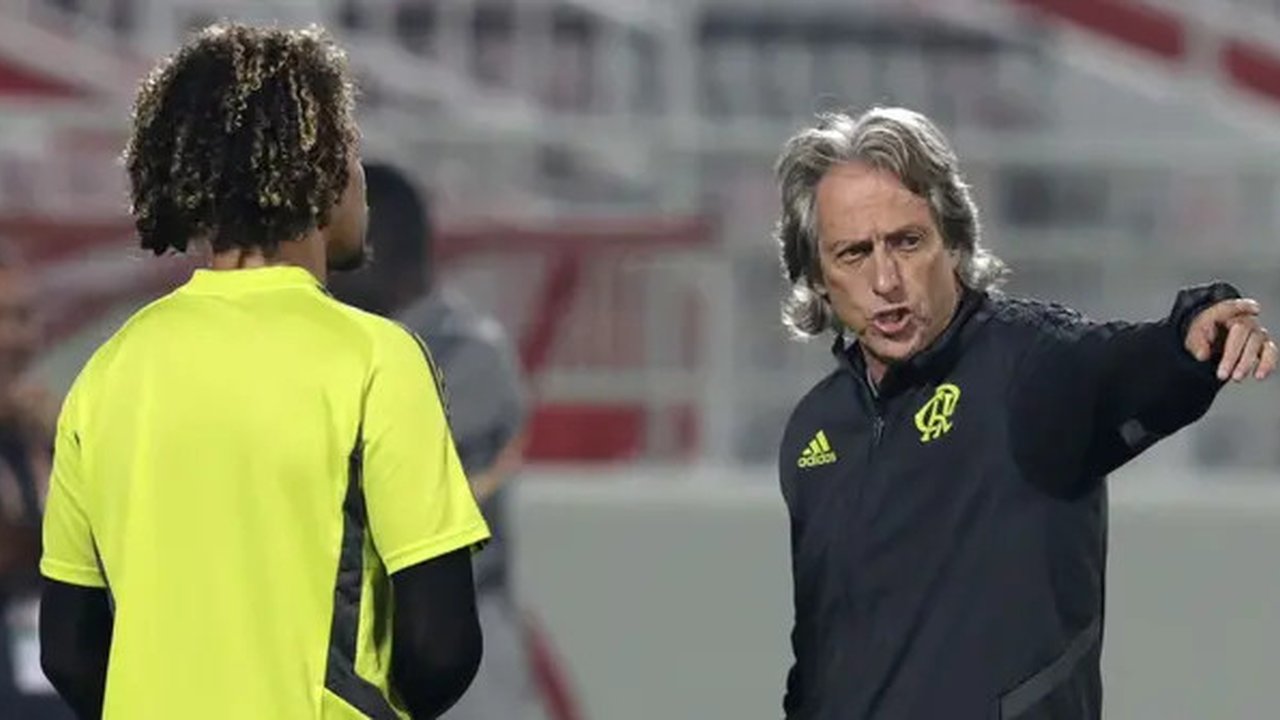 Pelatih Flamengo, Jorge Jesus (kanan) berbicara dengan gelandang Willian Arao selama sesi latihan tim di Doha, Qatar (19/12/2019). Flamengo lolos ke final final Piala Dunia Antarklub 2019 set