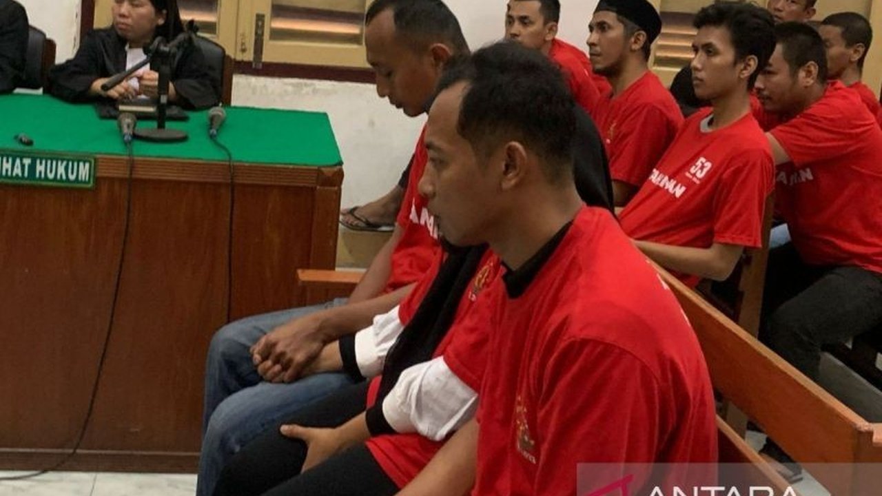 Pengadilan Negeri Medan menjatuhkan vonis 3,5 tahun penjara kepada tiga terdakwa kasus penganiayaan juru parkir Ardani Laia yang mengakibatkan korban meninggal dunia.