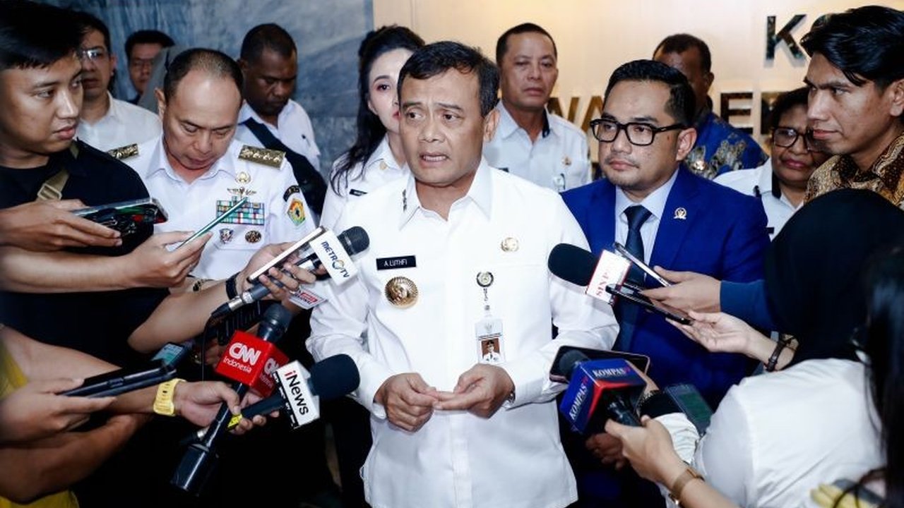 Gubernur Jateng, Ahmad Luthfi, menginisiasi sekolah antikorupsi untuk ribuan kepala desa guna mencegah penyalahgunaan dana desa dan memberikan pemahaman tentang pengelolaan dana swakelola.