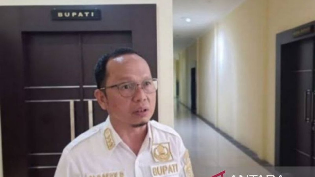 Pelantikan 446 CASN dan 54 PPPK di Bangka Tengah ditunda hingga Juni 2025 karena kendala administrasi dan kesesuaian jurusan, namun Bupati Algafry Rahman memastikan pelantikan akan tetap terlaksana.