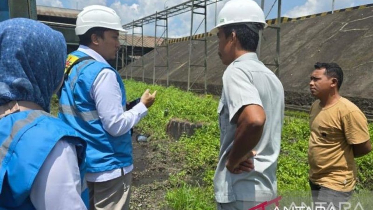 PT PLN UP3 Bangka berkomitmen menyediakan pasokan listrik andal untuk pabrik kelapa sawit PT Gunung Maras Lestari di Bangka, mendukung pertumbuhan sektor industri perkebunan.