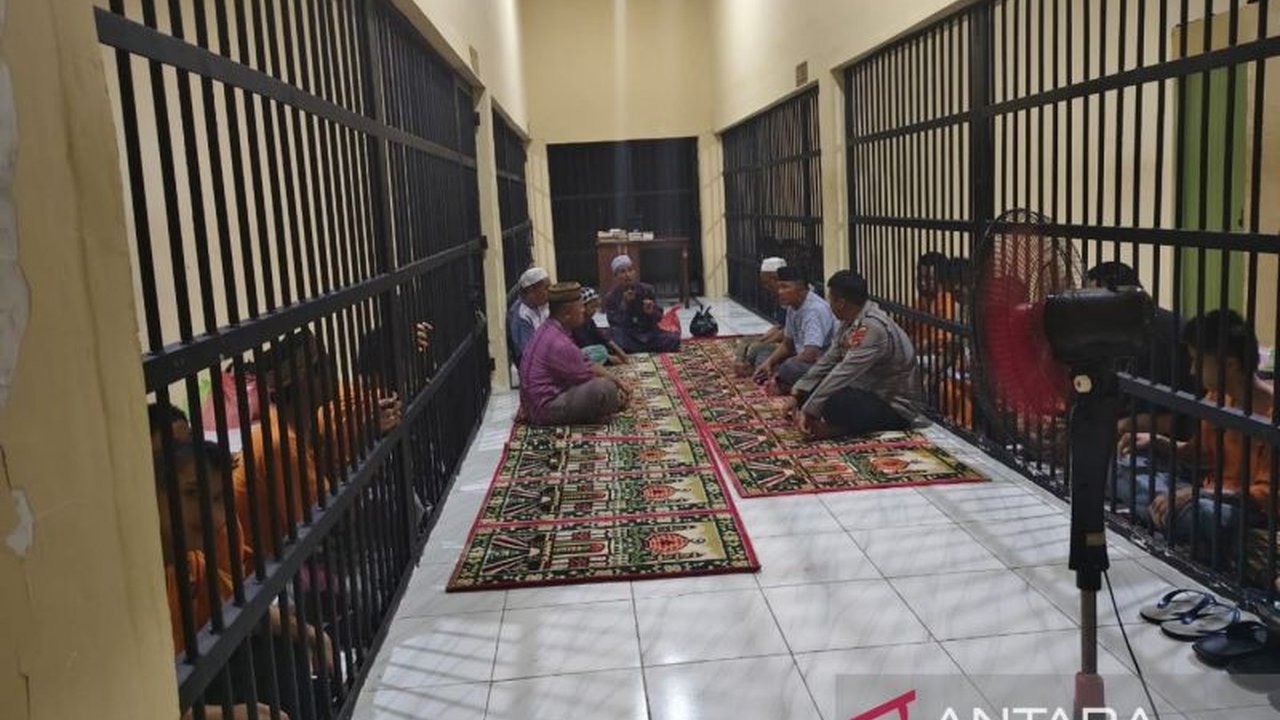 Kepolisian Resor Bangka Barat memberikan pembinaan rohani dan mental kepada 31 tahanan untuk memperkuat mental dan spiritual mereka serta mencegah pengulangan kesalahan di masa depan.