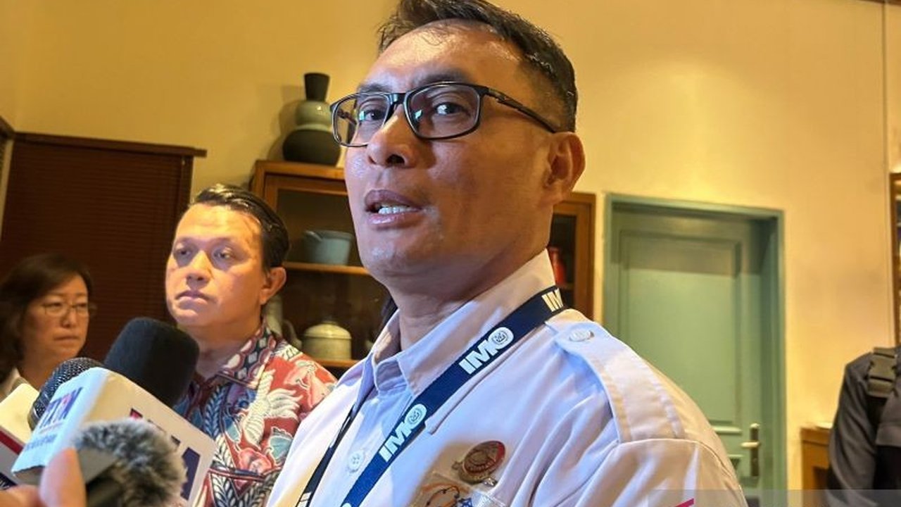 Pemerintah berencana memindahkan pintu masuk impor tertentu ke pelabuhan di Indonesia timur, khususnya Makassar, untuk efisiensi logistik dan mencegah kolapsnya industri seperti Sritex.