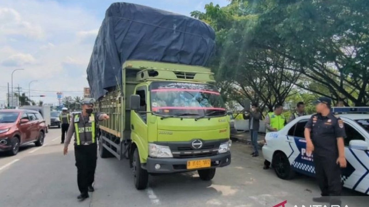 Satlantas Polres Madiun dan Dishub Madiun menggelar razia gabungan, menindak sembilan truk ODOL yang melanggar aturan dimensi dan muatan, membahayakan keselamatan pengguna jalan dan merusak infrastruktur.