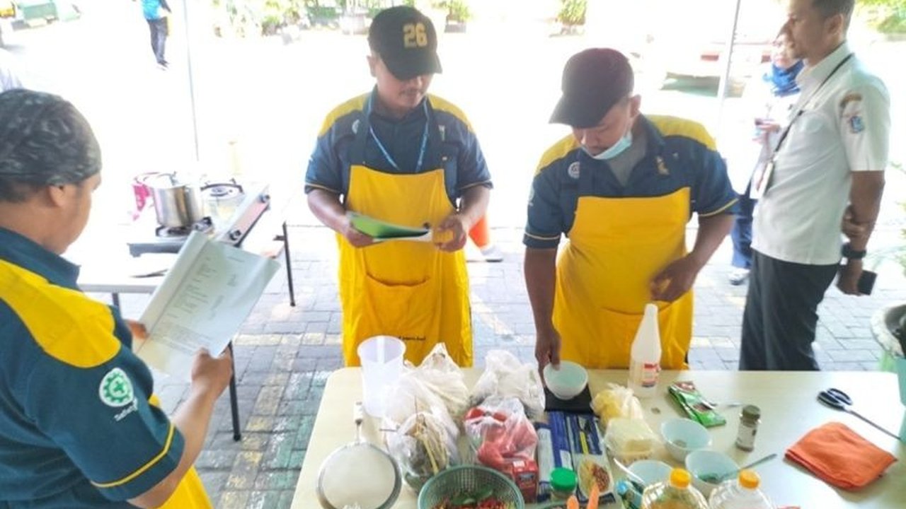 Pusat Pelatihan Kerja Daerah Jakarta Barat (PPKD Jakbar) menggelar pelatihan tata boga gratis di Grogol Petamburan, memberdayakan warga dengan keahlian memasak dan jiwa kewirausahaan.