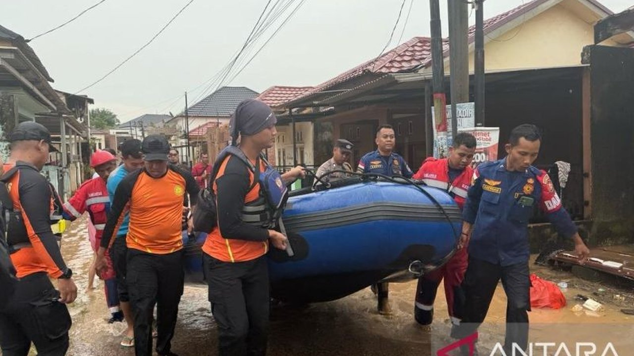Tim SAR Jambi dan Damkartan berhasil mengevakuasi lansia dan ibu hamil yang terjebak banjir akibat hujan deras di Kota Jambi dan Kabupaten Sarolangun.