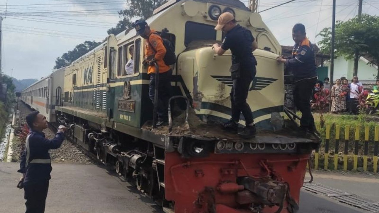 Kecelakaan antara KA Ijen Ekspres dan truk di perlintasan sebidang tak terjaga di Jember mengakibatkan keterlambatan perjalanan kereta hingga lebih dari dua jam.