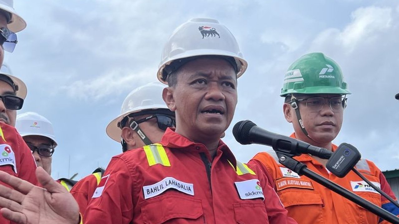 Menteri ESDM, Bahlil Lahadalia, optimis lifting minyak Indonesia di 2025 akan melampaui target APBN 605.000 barel per hari, bahkan berpotensi mencapai 1 juta barel per hari lebih cepat dari target awal.
