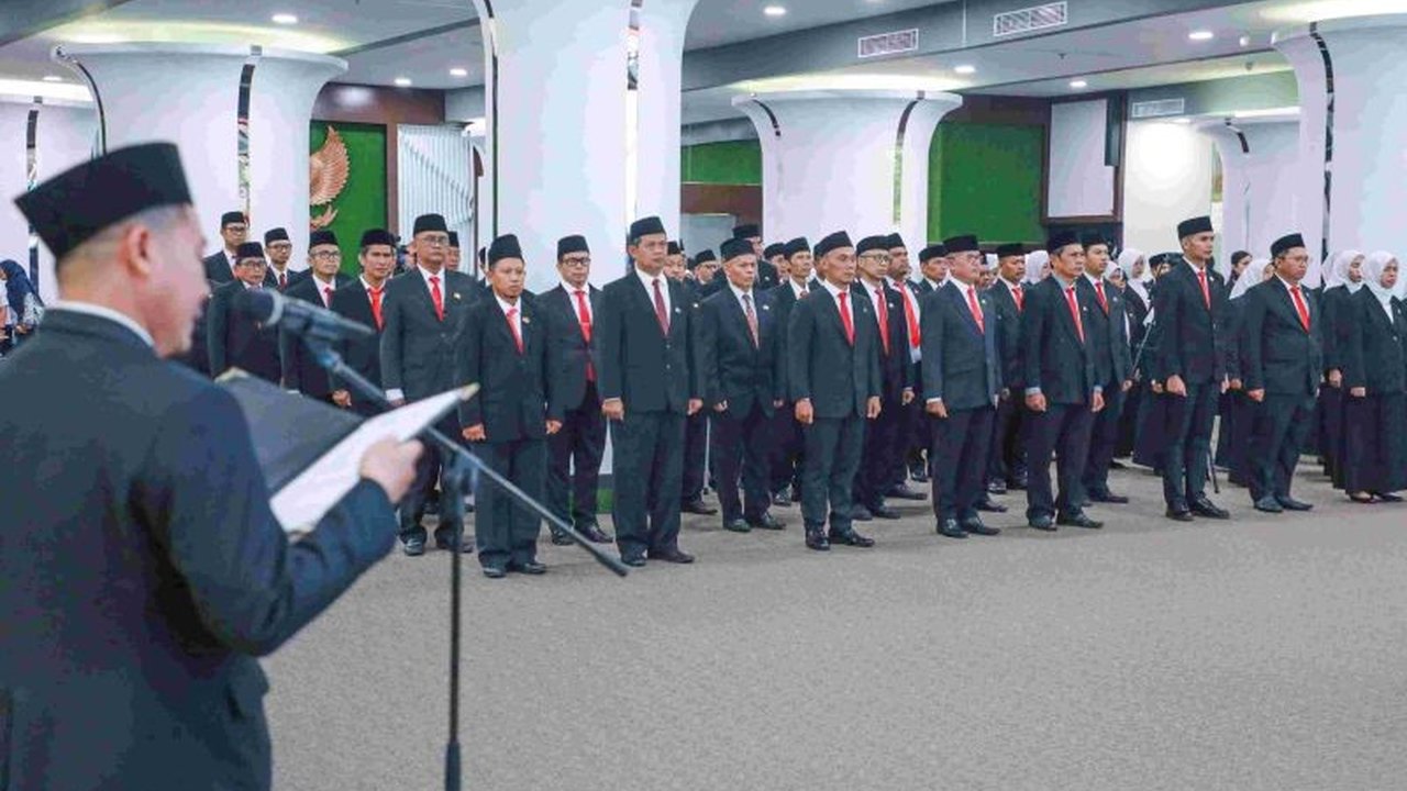 Wakil Gubernur DKI Jakarta, Rano Karno, melantik 103 pejabat fungsional dan kepala sekolah untuk meningkatkan mutu pelayanan publik dan pendidikan di Jakarta.