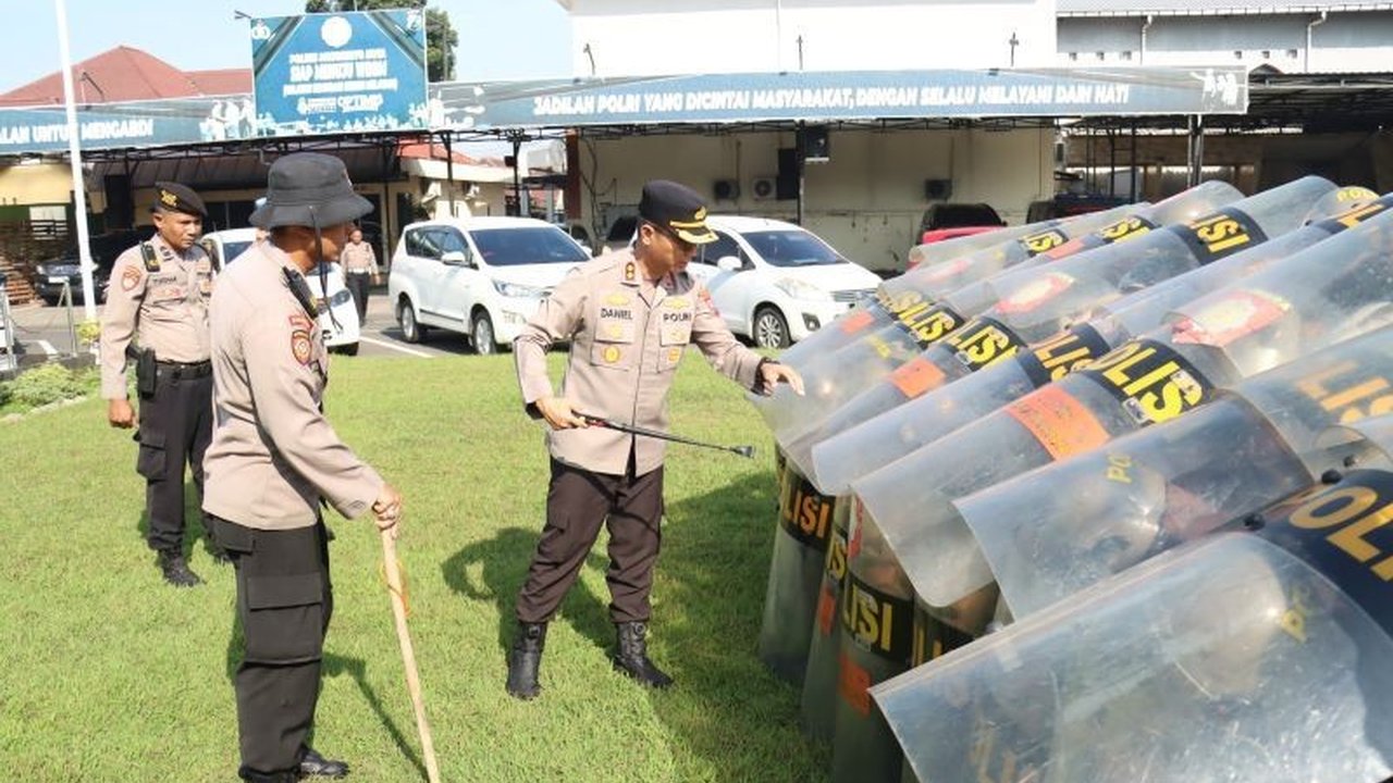 Polres Mojokerto Kota menggelar pelatihan pengendalian massa untuk meningkatkan kemampuan dan kekompakan personel dalam menangani aksi unjuk rasa, menekankan pentingnya humanis dan sesuai SOP.