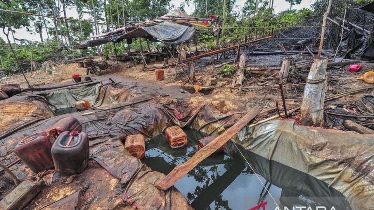 SKK Migas bersama Kementerian ESDM akan menertibkan ribuan sumur minyak ilegal di beberapa wilayah Indonesia, termasuk Sumatera Selatan dan Aceh, demi meningkatkan produksi minyak nasional dan keselamatan.