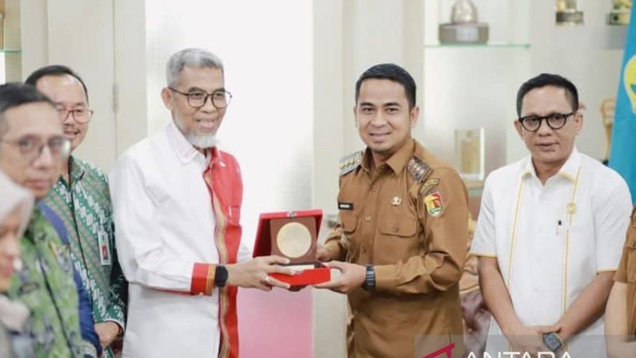 Pemerintah Kota Solok gencar mendorong pelaku usaha mikro untuk mendaftarkan Hak Kekayaan Intelektual (HKI) demi perlindungan hukum dan peningkatan daya saing produk lokal.