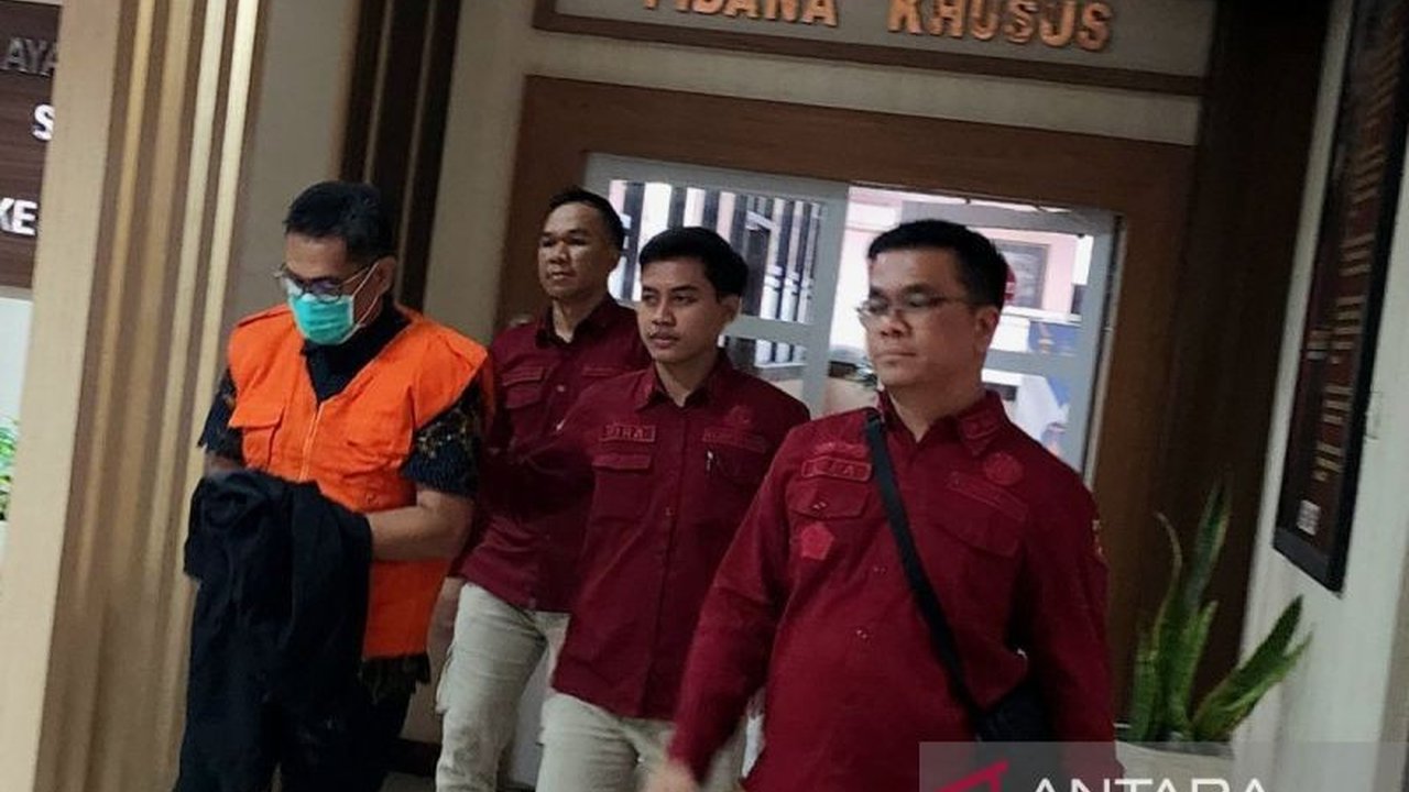 Mantan Direktur PT Rumpun Sari Antan ditahan Kejati Jateng atas kasus dugaan korupsi pengadaan tanah di BUMD Cilacap senilai Rp237 miliar yang melibatkan lahan di bawah penguasaan Kodam IV/Diponegoro.