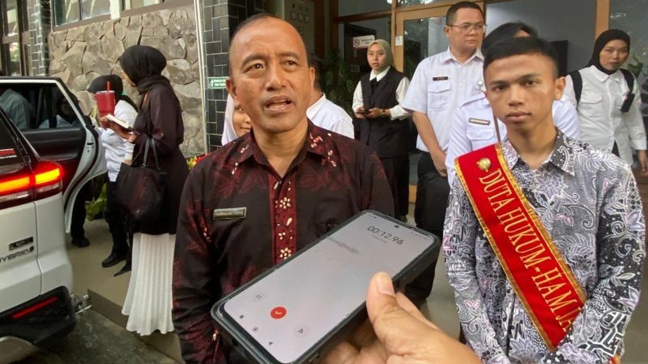 Kementerian HAM mendesak agar 2.079 karyawan PT Danbi Internasional di Garut yang terkena PHK akibat kebangkrutan perusahaan segera diserap kembali ke sektor industri lain.